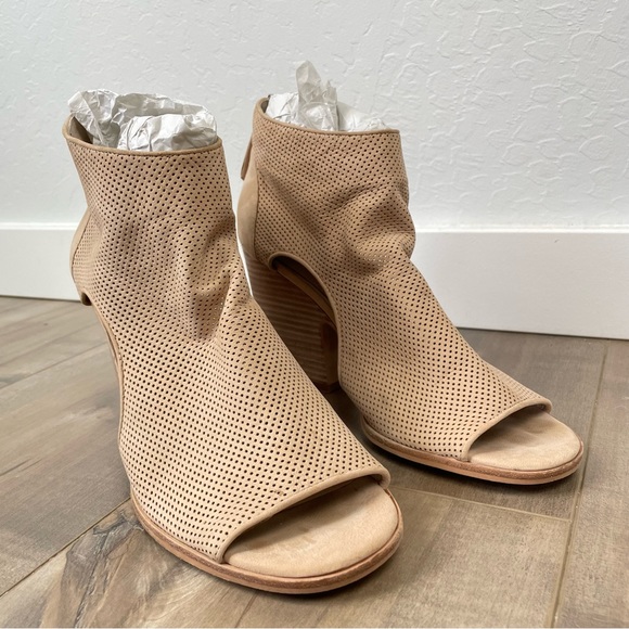 Vince Camuto Leather Heeled Boots Size 10 - Picture 3 of 6